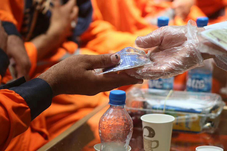 تجلیل از پاکبانان مهریزی با حضور خدام رضوی