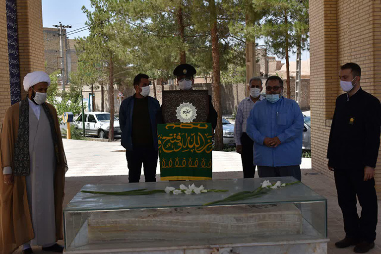 اهالی کاروان زیر سایه خورشید بر سر تربت شهدا و امام جمعه فقید میبد حاضر شدند