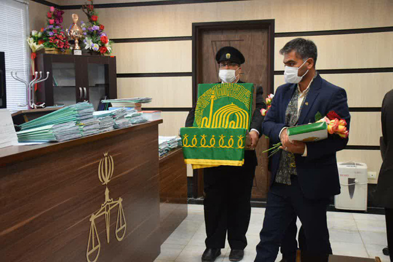 خدام سلطان طوس(ع) از کارکنان دادگستری بافق، در روز قوه قضائیه تجلیل کردند