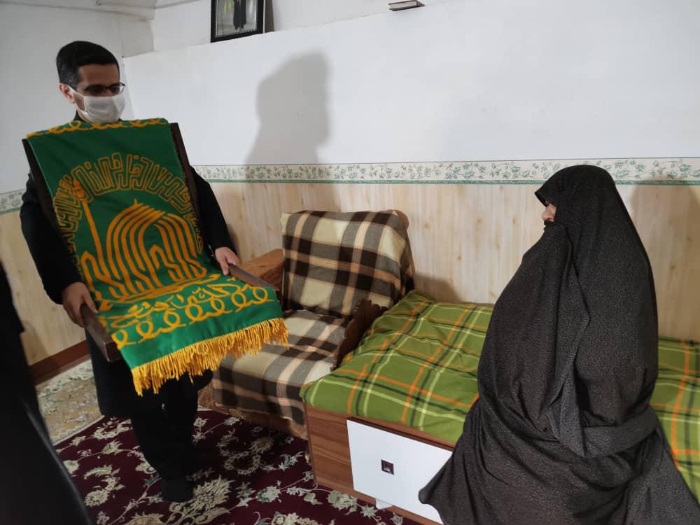 عیادت خادمان حرم رضوی از بیماری که بیست سال آرزوی زیارت دارد