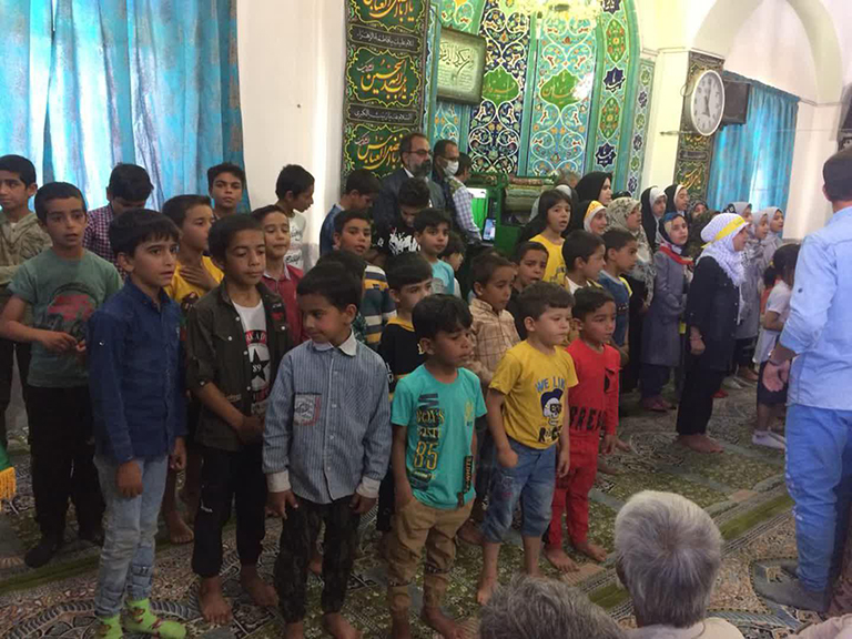 اجرای سرود ارزشی «سلام فرماند» توسط کودکان روستای کردآباد، در حضور سفیران امام رضا(علیه‌السلام)