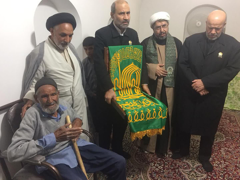 دیدار خدام بارگاه رضوی با پیرمرد دلباخته‌ای که ۱۵ سال در آرزوی زیارت است
