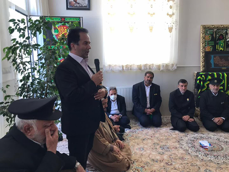 خادمان بارگاه رضوی با خانواده شهید سلامت یزدی دیدار کردند