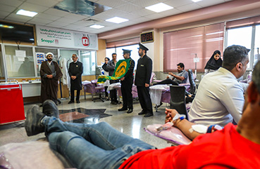 همدلی خادمان امام مهربانی‌ها با مصدومین حادثه انفجار بندر شهید رجایی در اولین برنامه خود در یزد